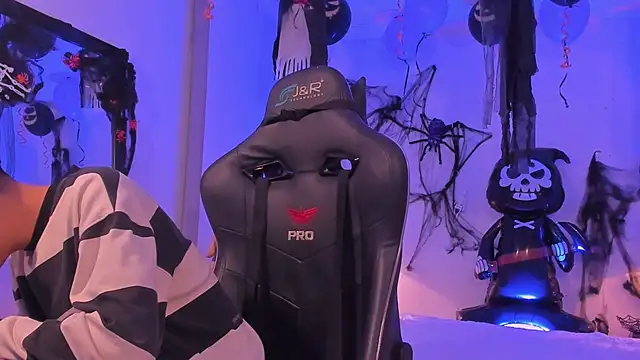 Snapshot of zeus_blaze chatting on October 14, 2025, 4:24 am zeus blaze online show from October 14, 2025, 4:24 am