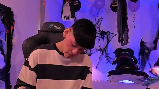 Snapshot of zeus_blaze chatting on October 14, 2025, 4:40 pm zeus blaze online show from October 14, 2025, 4:40 pm