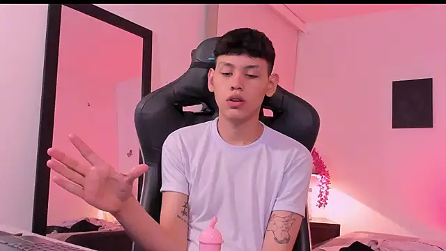 Snapshot of zeus_blaze chatting on September 24, 2025, 8:04 pm zeus blaze online show from September 24, 2025, 8:04 pm