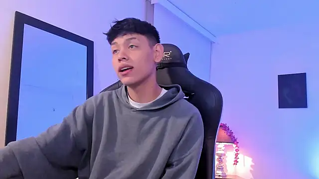 Snapshot of zeus_blaze chatting on October 1, 2025, 12:09 pm zeus blaze online show from October 1, 2025, 12:09 pm