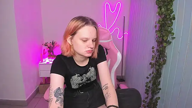 Snapshot of Elieiza_xo chatting on October 18, 2025, 10:17 am Elieiza xo online show from October 18, 2025, 10:17 am