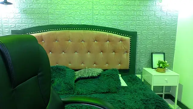 Snapshot of Natalie_loffreda chatting on October 21, 2025, 3:06 am Natalie loffreda online show from October 21, 2025, 3:06 am