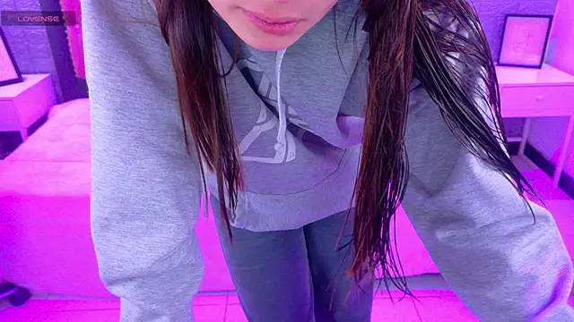 Natalie loffreda online show from December 16, 2025, 3:22 am