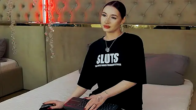 Snapshot of RoxyDoll_ chatting on October 15, 2025, 5:10 pm RoxyDoll  online show from October 15, 2025, 5:10 pm