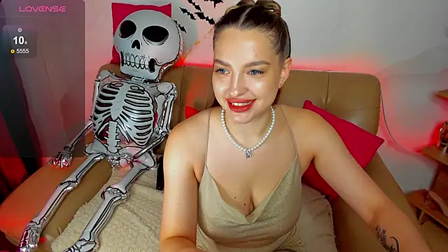 Snapshot of Emma__Ross chatting on October 27, 2025, 2:45 am Emma  Ross online show from October 27, 2025, 2:45 am