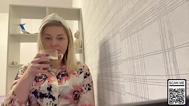 Snapshot of Blondie_xoxoxo chatting on October 21, 2025, 10:58 am Blondie xoxoxo online show from October 21, 2025, 10:58 am