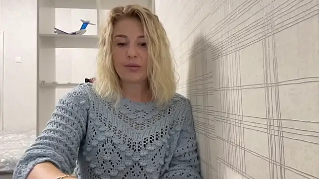 Snapshot of Blondie_xoxoxo chatting on September 17, 2025, 9:22 am Blondie xoxoxo online show from September 17, 2025, 9:22 am