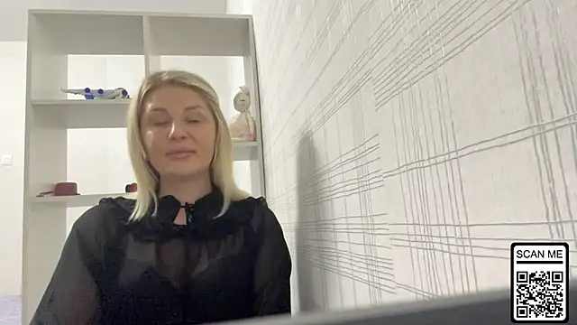 Snapshot of Blondie_xoxoxo chatting on October 24, 2025, 5:45 pm Blondie xoxoxo online show from October 24, 2025, 5:45 pm