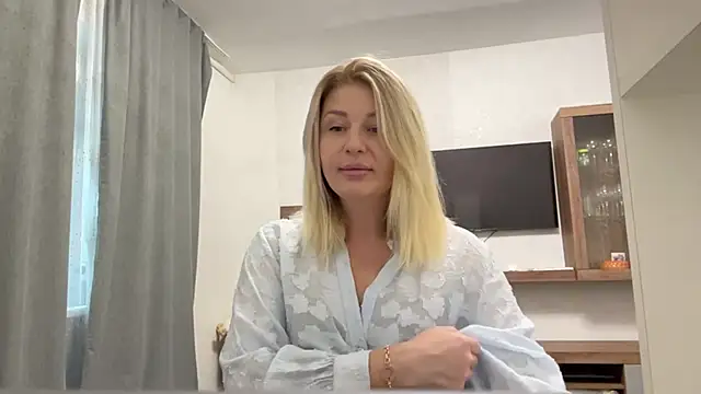 Snapshot of Blondie_xoxoxo chatting on October 1, 2025, 9:14 am Blondie xoxoxo online show from October 1, 2025, 9:14 am