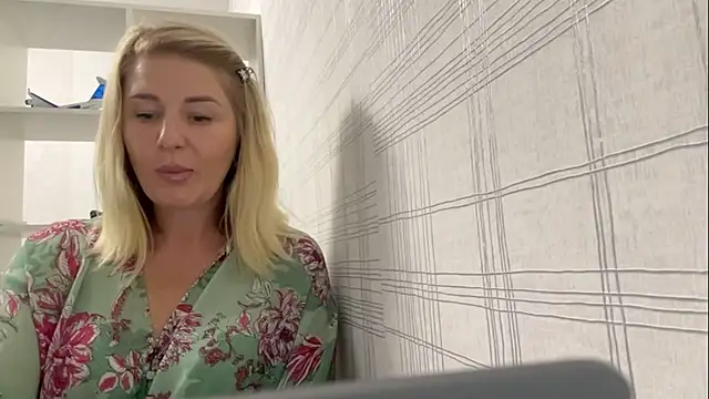 Snapshot of Blondie_xoxoxo chatting on September 19, 2025, 9:13 am Blondie xoxoxo online show from September 19, 2025, 9:13 am