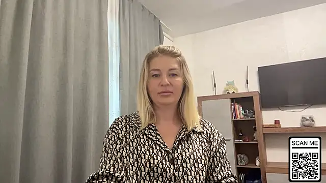 Snapshot of Blondie_xoxoxo chatting on October 3, 2025, 9:11 am Blondie xoxoxo online show from October 3, 2025, 9:11 am