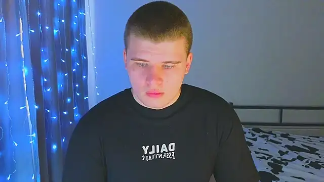 kittenmurr online show from November 25, 2025, 3:07 am