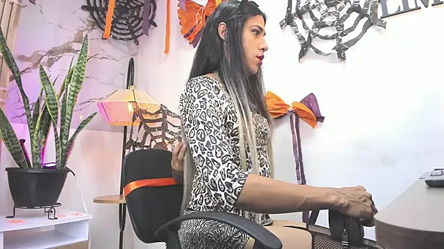 Snapshot of Oriana-Luxty chatting on October 30, 2025, 8:17 pm Oriana-Luxty online show from October 30, 2025, 8:17 pm