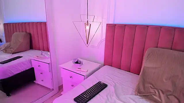 Tessa Sinclaire online show from April 9, 2026, 8:15 pm