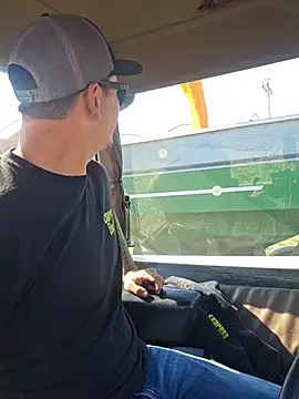 Snapshot of twistafatpipe chatting on October 16, 2025, 5:43 pm twistafatpipe online show from October 16, 2025, 5:43 pm