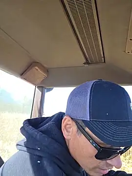 Snapshot of twistafatpipe chatting on October 24, 2025, 4:39 pm twistafatpipe online show from October 24, 2025, 4:39 pm