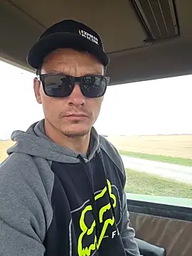 Snapshot of twistafatpipe chatting on October 25, 2025, 3:12 pm twistafatpipe online show from October 25, 2025, 3:12 pm