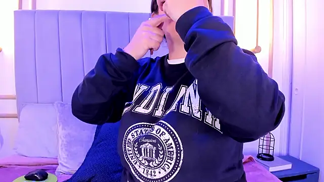 Snapshot of Ashley_Monroe chatting on October 6, 2025, 11:33 am Ashley Monroe online show from October 6, 2025, 11:33 am