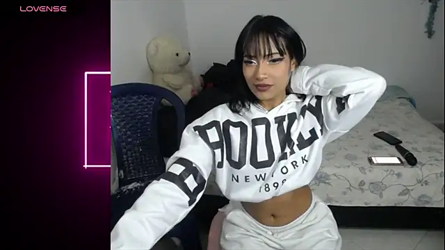 Snapshot of Papi_Mami_Live chatting on November 16, 2025, 10:57 pm Papi Mami Live online show from November 16, 2025, 10:57 pm