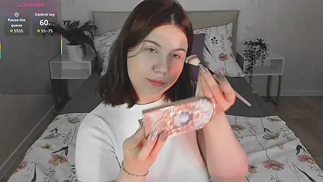 LisaLune online show from September 12, 2025, 7:41 am