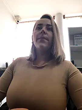 Snapshot of CurvyLust_x chatting on September 20, 2025, 4:01 pm CurvyLust x online show from September 20, 2025, 4:01 pm