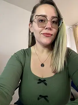 Snapshot of CurvyLust_x chatting on May 22, 2026, 4:05 pm CurvyLust x online show from May 22, 2026, 4:05 pm