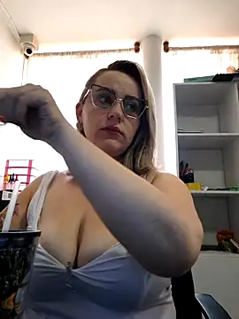 Snapshot of CurvyLust_x chatting on October 23, 2025, 2:16 pm CurvyLust x online show from October 23, 2025, 2:16 pm