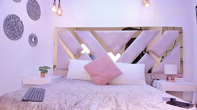 Marianee Rousse online show from October 6, 2025, 10:10 pm