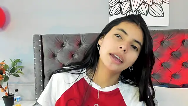 sophiielust online show from September 17, 2025, 1:35 pm