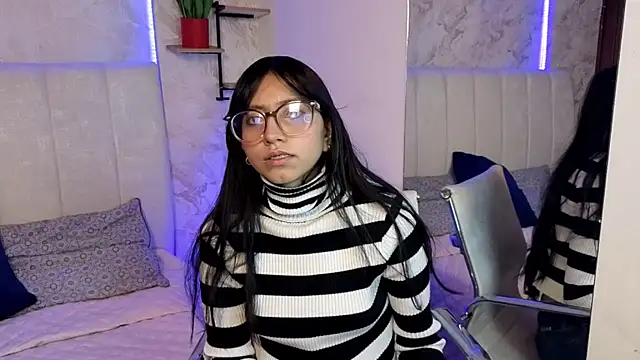 Snapshot of VioletxBloom chatting on January 17, 2026, 7:39 pm VioletxBloom online show from January 17, 2026, 7:39 pm