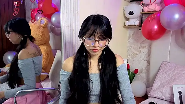 Snapshot of VioletxBloom chatting on February 12, 2026, 4:07 pm VioletxBloom online show from February 12, 2026, 4:07 pm