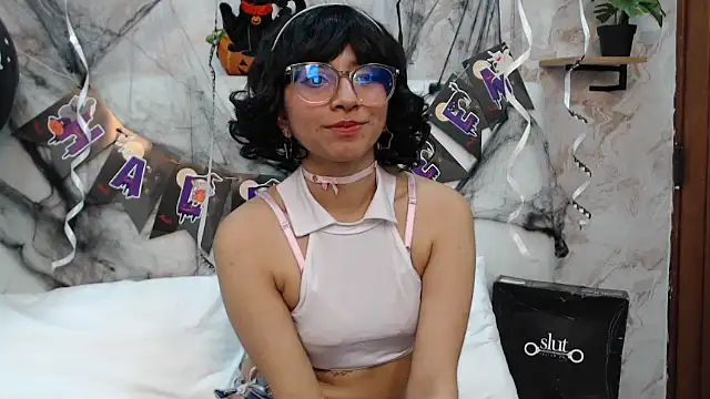 VioletxBloom online show from October 19, 2025, 9:06 pm