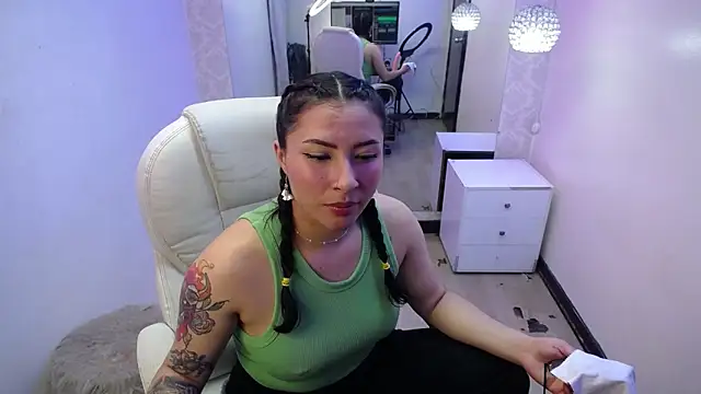 nicolee 8 online show from September 18, 2025, 4:04 am