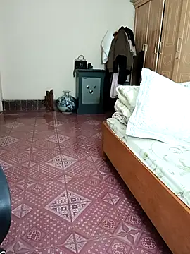 Moona heny online show from November 27, 2025, 1:17 am