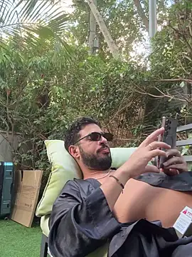 Snapshot of husbandandwifetobe chatting on October 2, 2025, 4:05 am husbandandwifetobe online show from October 2, 2025, 4:05 am