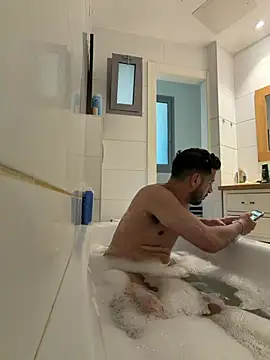 Snapshot of husbandandwifetobe chatting on March 4, 2026, 5:37 am husbandandwifetobe online show from March 4, 2026, 5:37 am