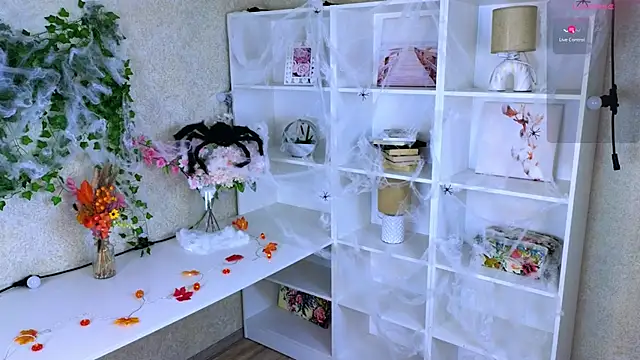 Snapshot of TraciMyntti chatting on October 19, 2025, 1:30 am TraciMyntti online show from October 19, 2025, 1:30 am