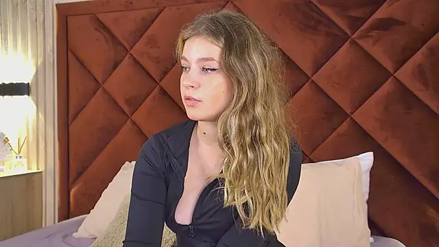 Mila Synn online show from September 12, 2025, 12:38 pm