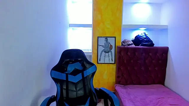 Snapshot of alison_moon7 chatting on October 20, 2025, 11:22 am alison moon7 online show from October 20, 2025, 11:22 am