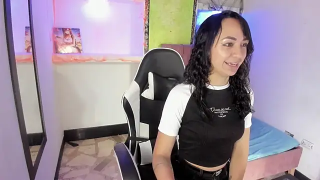 Snapshot of alison_moon7 chatting on October 25, 2025, 12:17 pm alison moon7 online show from October 25, 2025, 12:17 pm