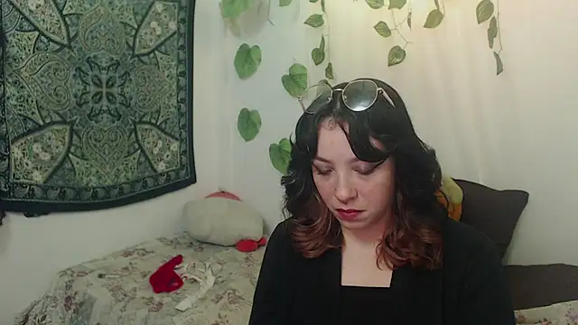 Snapshot of MysticNight_ chatting on October 31, 2025, 1:35 am MysticNight online show from October 31, 2025, 1:35 am