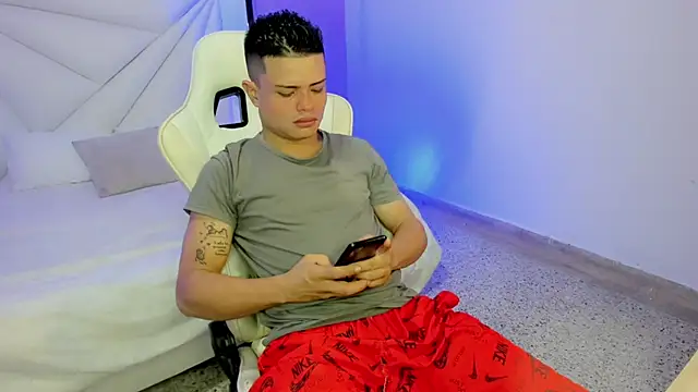 brayan hotl  online show from September 14, 2025, 3:40 am