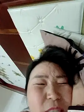 lingling5200 online show from December 2, 2025, 1:35 pm