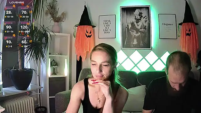 Snapshot of XBellaXundXUweX chatting on October 8, 2025, 8:49 am XBellaXundXUweX online show from October 8, 2025, 8:49 am