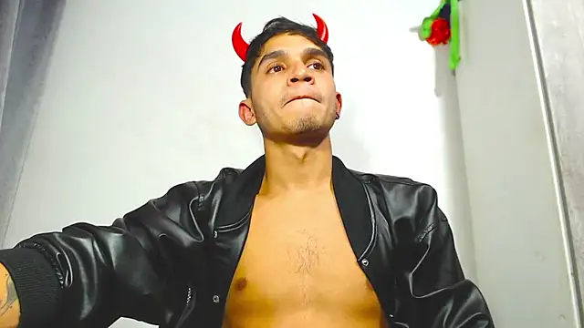 Snapshot of Angel_latinboy chatting on October 10, 2025, 10:10 pm Angel latinboy online show from October 10, 2025, 10:10 pm