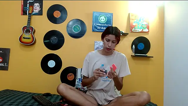 skinnyverus18 online show from November 19, 2025, 7:03 pm