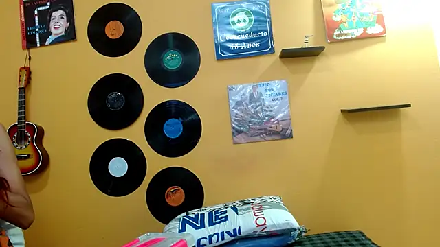 skinnyverus18 online show from September 29, 2025, 6:35 pm