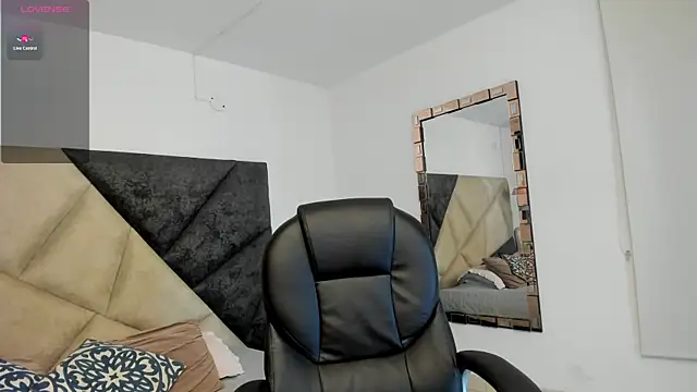 Snapshot of SaraWagner_ chatting on October 21, 2025, 12:00 am SaraWagner online show from October 21, 2025, 12:00 am