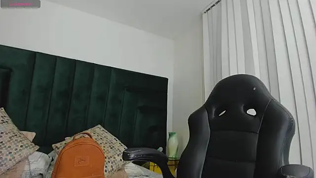 Snapshot of SaraWagner_ chatting on October 20, 2025, 12:24 am SaraWagner online show from October 20, 2025, 12:24 am