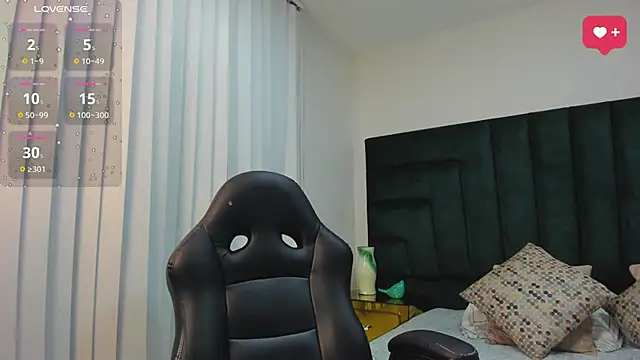 Snapshot of SaraWagner_ chatting on September 29, 2025, 12:17 am SaraWagner online show from September 29, 2025, 12:17 am